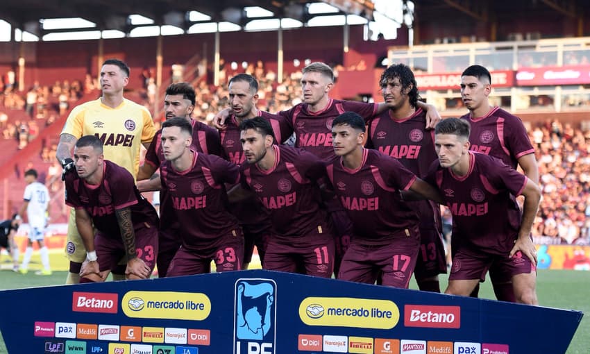 Onze inicial do Lánus, atual campeão da Sul-Americana, antes de partida (Foto: Divulgação/Lanús)
