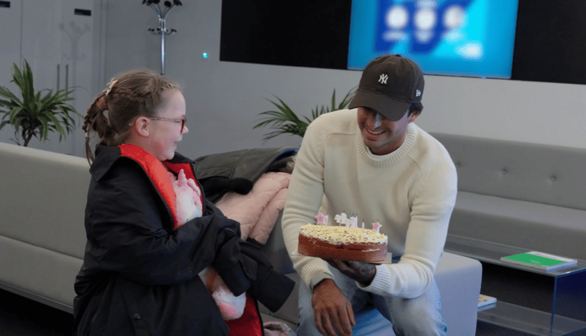 Carlos Sainz presenteia fã mirim (Foto: Reprodução)