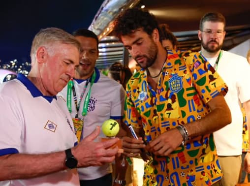 Os italianos Carlo Ancelotti e Matteo Berretini na Sapucaí (Foto: Divulgação)