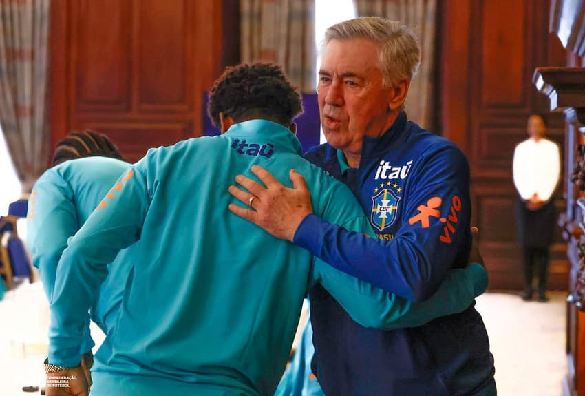 Carlo Ancelotti recebe com abraços jogadores da Seleção que chegavam para a última Data Fifa (Foto: Rafael Ribeiro / CBF