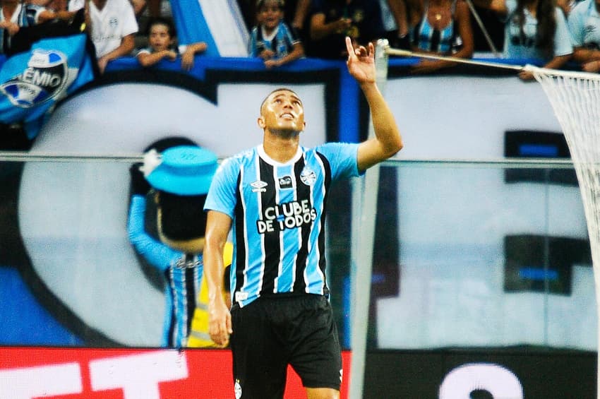 Carlos Vinícius aponta para o céu ao comemorar gol pelo Campeonato Gaúcho (Foto: Donaldo Hadlich / Código19 / Gazeta Press)