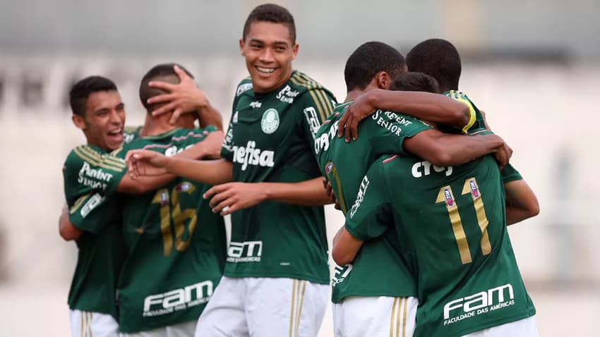 Carlos Vinícius comemora com companheiros na época de base do Palmeiras (Foto: Fabio Menotti / Agência Palmeiras)