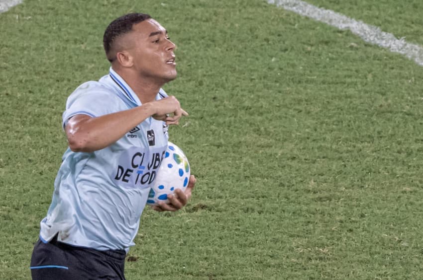 Carlos Vinícius celebra gol que descontou o placar em derrota do Grêmio para o Fluminense (Foto: Maga Jr / Agência F8 / Gazeta Press)