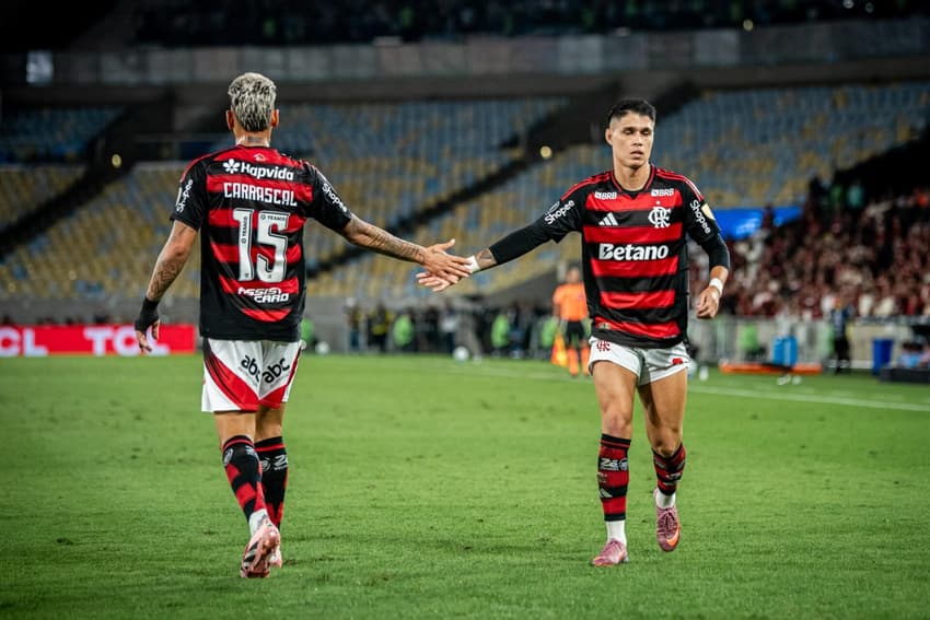 Carrascal e Luiz Araújo se cumprimentam em jogo do Flamengo na Libertadores (Foto: Rafael Sacharny / Agência Enquadrar)