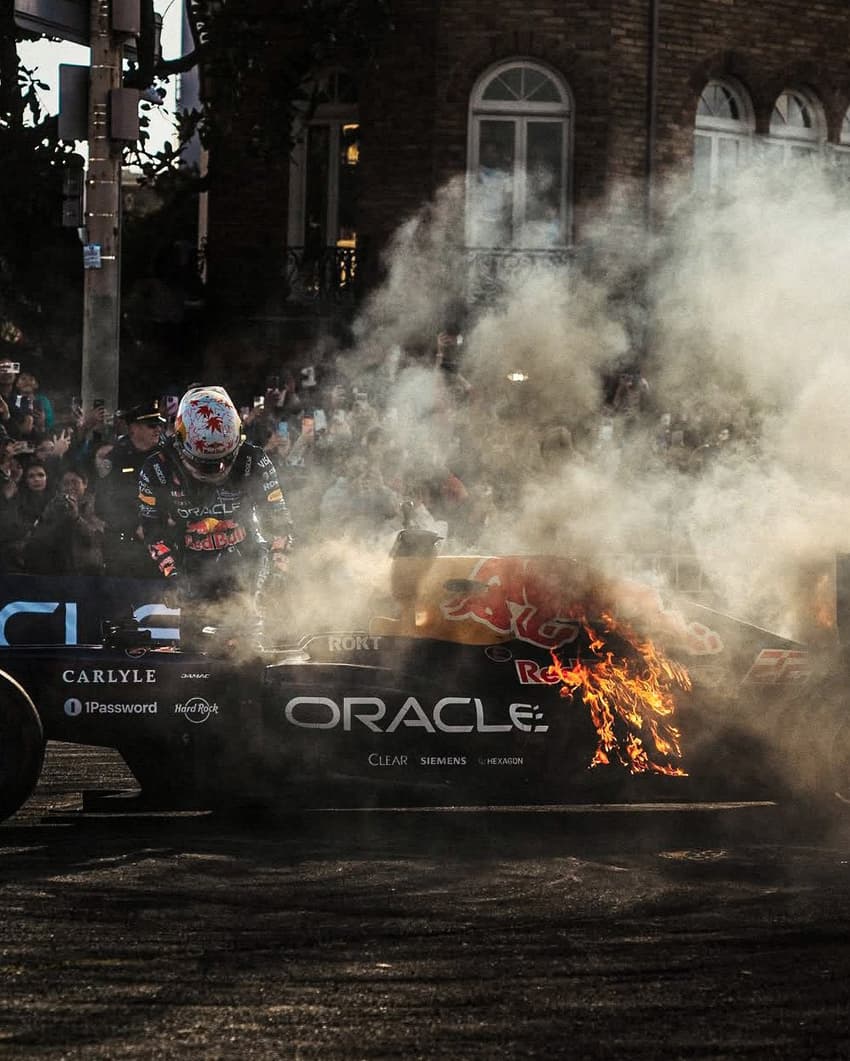 Carro de Yuki Tsunoda, da Red Bull, pega fogo em evento de exibição (Foto: Reprodução X/@BlogFormula1)