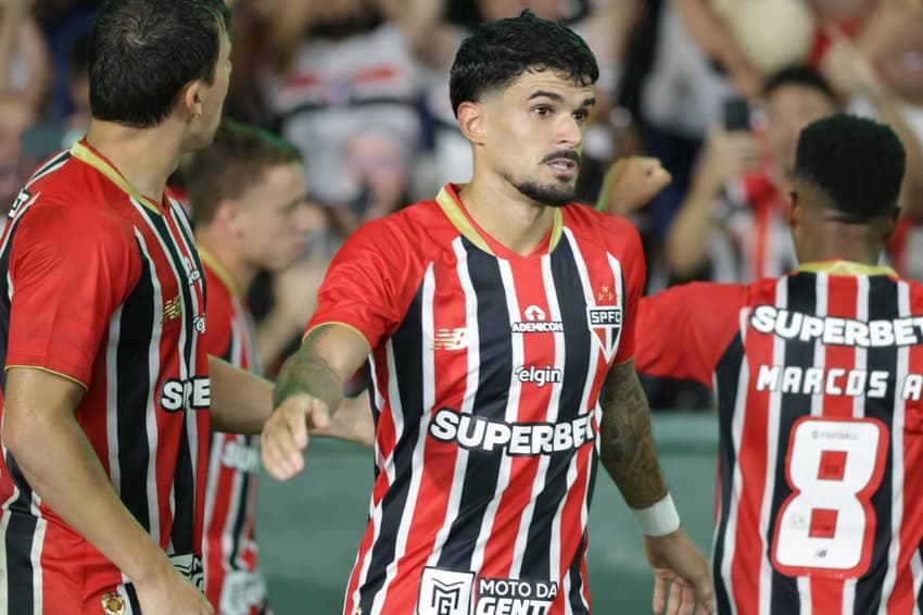 Cauly comemora o gol durante a partida entre Coritiba e São Paulo (Foto: João Heim/Zimel Press/Gazeta Press)