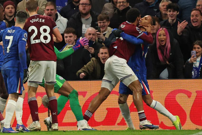 Confusão entre Chelsea e West Ham, pela Premier League (Foto: Adrian DENNIS / AFP)