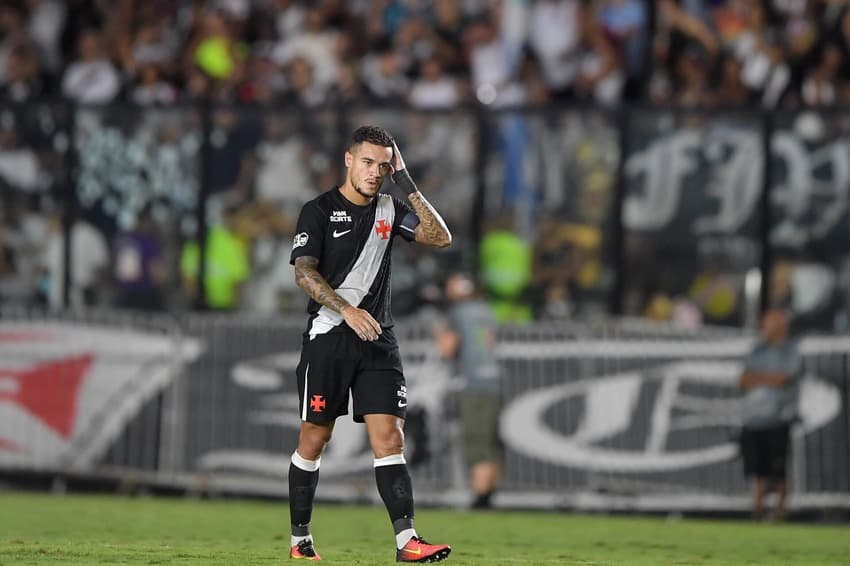 Coutinho coloca a mão na cabeça durante confronto entre Vasco e Volta Redonda (Foto: Thiago Ribeiro / Agif / Gazeta Press)