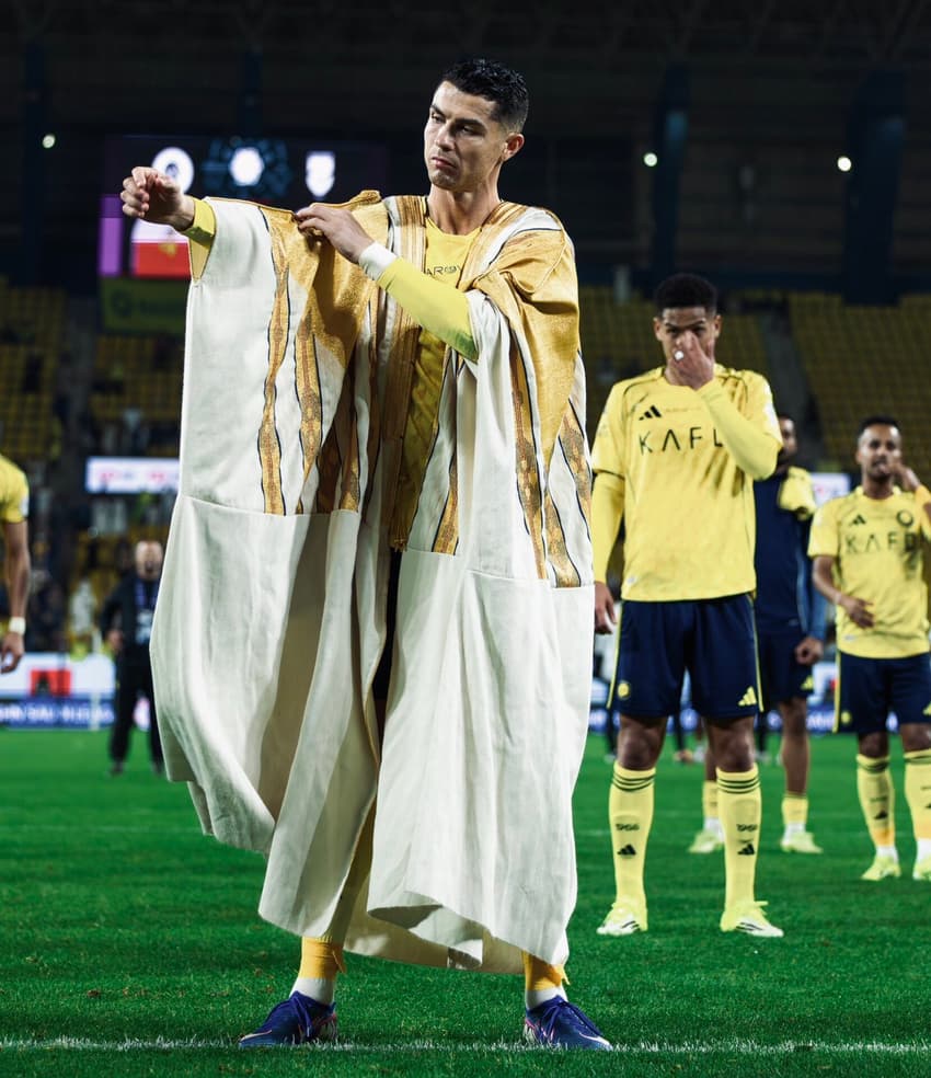 Cristiano Ronaldo usando bisht, após a vitória do Al-Nassr (Foto: Reprodução/X)