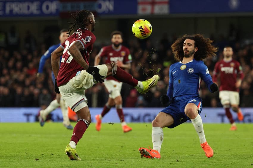Marc Cucurella em ação pelo Chelsea (Foto: Adrian DENNIS / AFP)