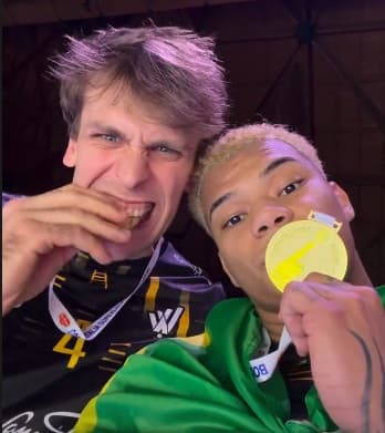 Darlan exibe a medalha de campeão da Copa Itália (Reprodução)