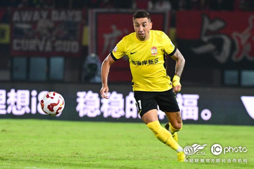 Davidson em ação pelo Qingdao West Coast, da China