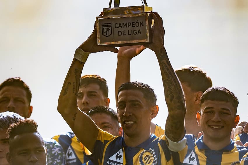 Di María levanta o troféu de campeão argentino (Foto: Divulgação / Rosário Central)