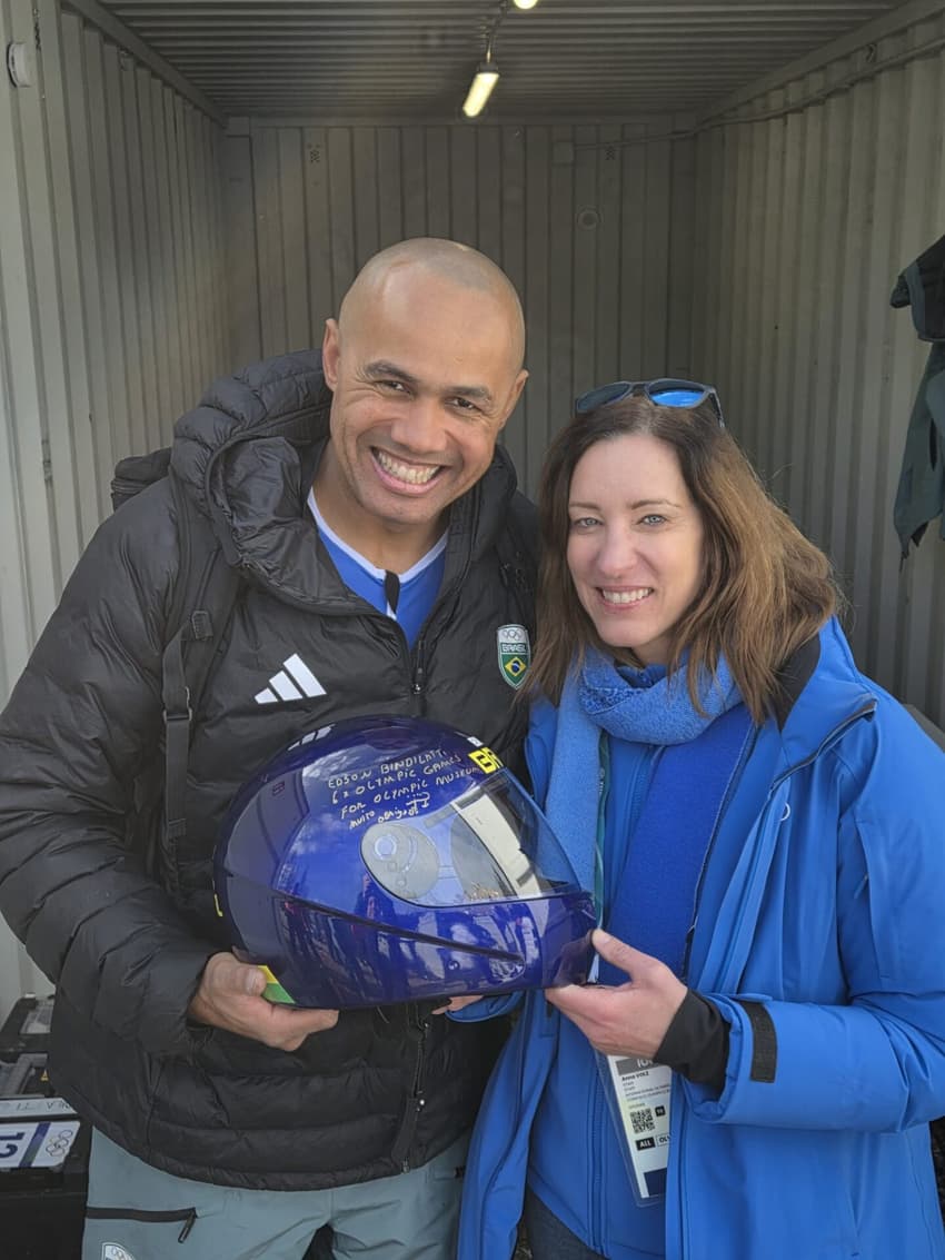 Edson Bindilatti doa capacete para Museu Olímpico (Foto: Divulgação)