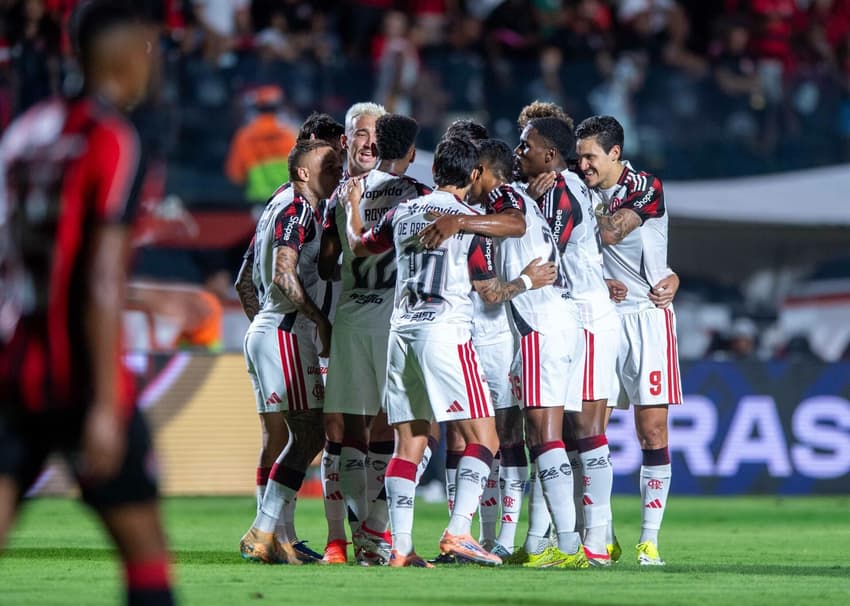 Elenco do Flamengo comemora gol de Erick Pulgar (Foto: Jhony Pinho/AGIF/Gazetta Press)