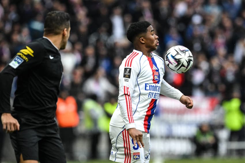 Endrick mata bola no peito no duelo entre Lyon e Lille pela Ligue 1 (Foto: Olivier Chassignole / AFP)