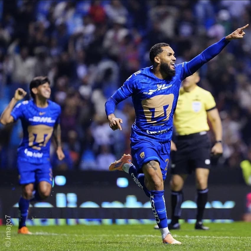Ex-Flamengo, Juninho comemora gol da vitória do Pumas sobre o Puebla, pela Liga MX