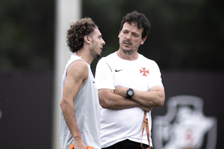 Fernando Diniz conversa com Nuno Moreira durante treino do Vasco (Foto: Matheus Lima/Vasco)