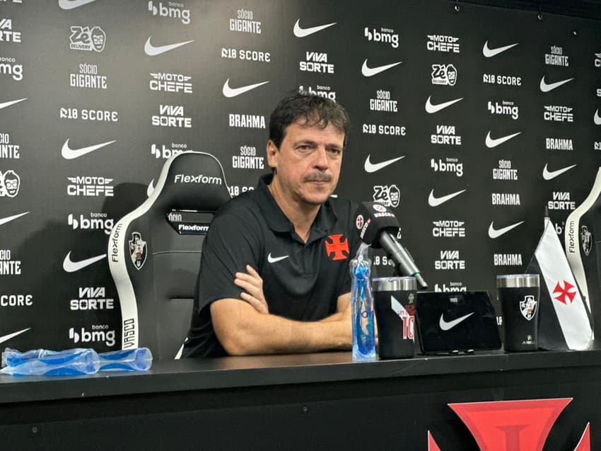 Diniz durante coletiva no Vasco (Foto: Lucas Bayer/Lance!)