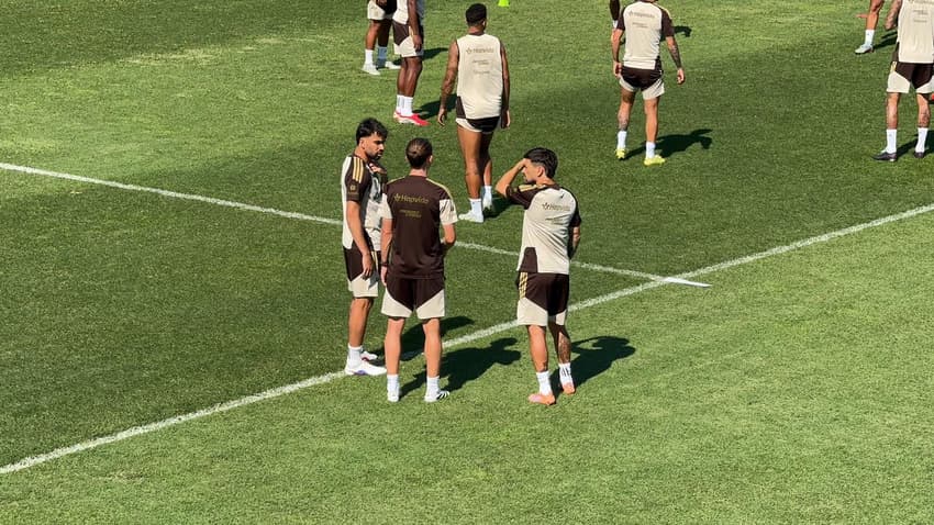 Filipe Luís conversando com Paquetá e Arrascaeta no último treino do Flamengo antes da Recopa (Foto: Lucas Bayer/Lance!)