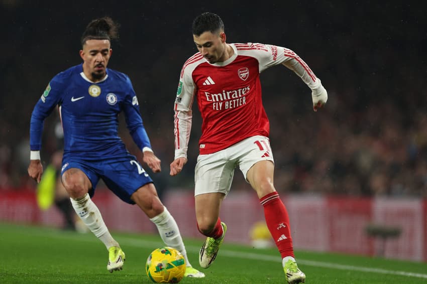 Gabriel Martinelli em disputa com Malo Gusto, no duelo entre Arsenal e Chelsea (Foto: Adrian Dennis/AFP)