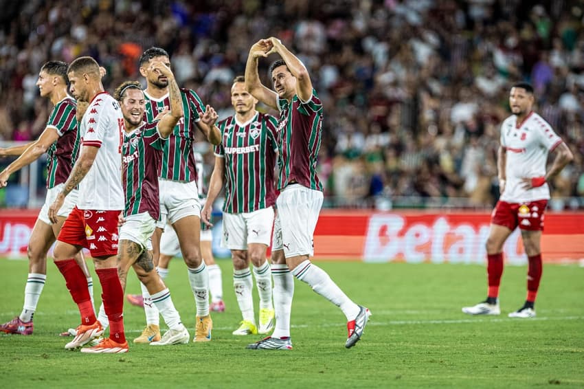 Ganso faz coração para a torcida do Fluminense após gol contra o Bangu (Foto: Affonso Andrade / Agência F8 / Gazeta Press)