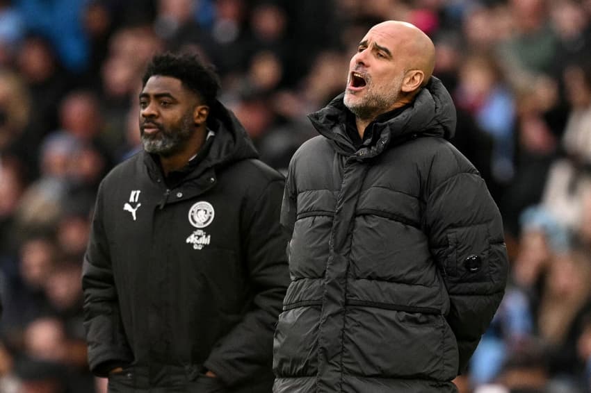 Guardiola e Touré durante jogo entre Manchester City e Salford City