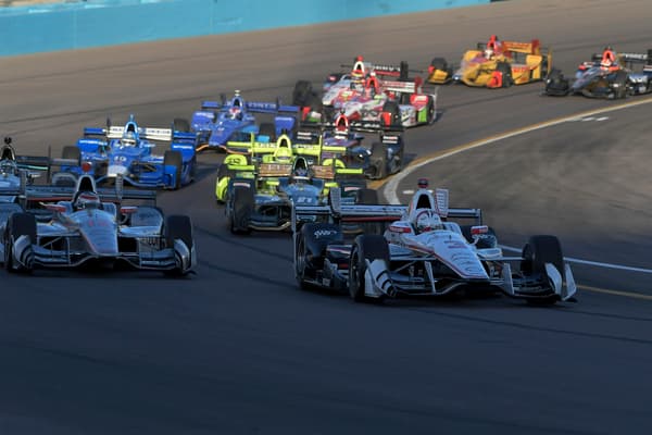 Carros na pista na Verizon IndyCar Series, Phoenix Grand Prix, em 2017 (Foto: Steve Shope/ Penske Racing)
