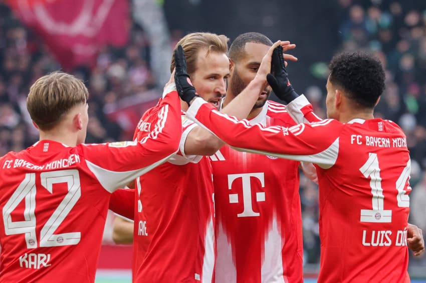 Harry Kane é celebrado por companheiros do Bayern em comemoração de gol (Foto: Focke Strangmann / AFP)