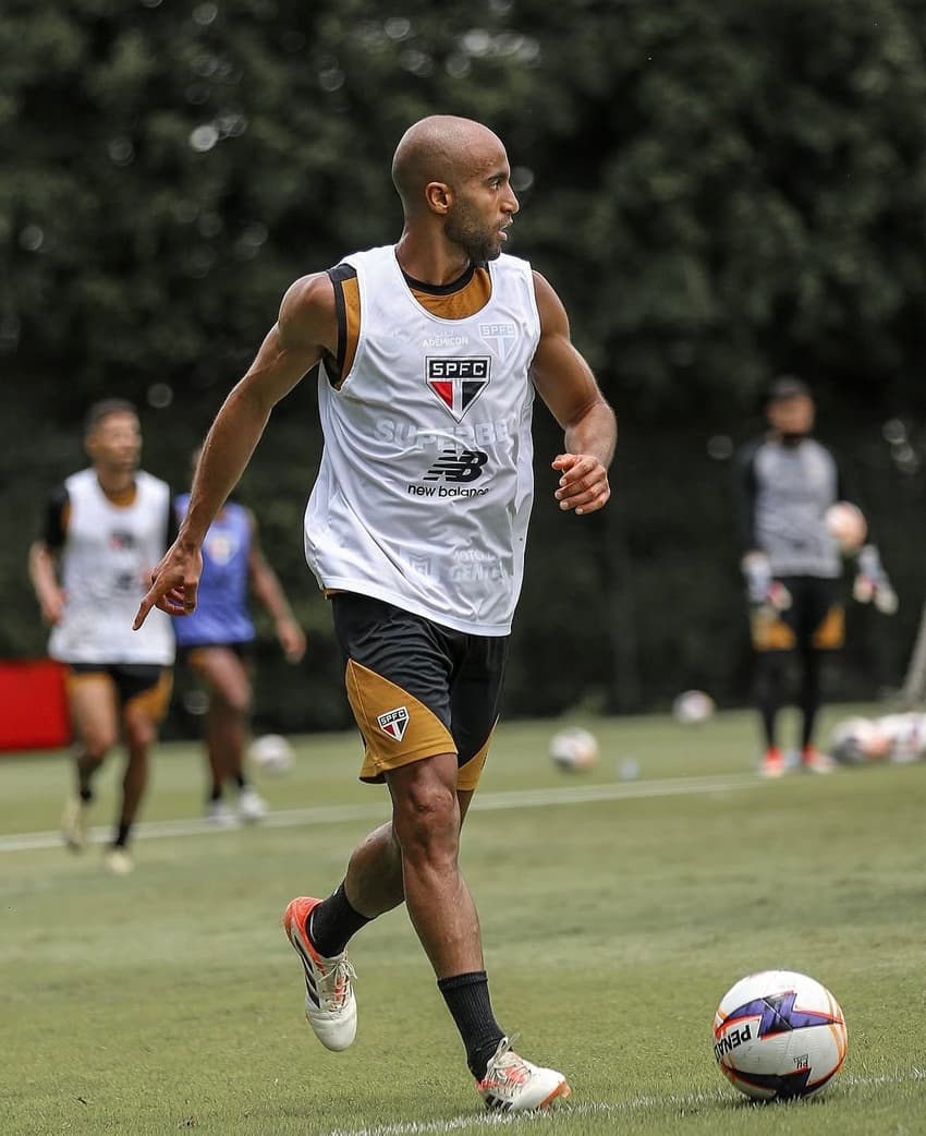 Lucas Moura durante treinamento do São Paulo
