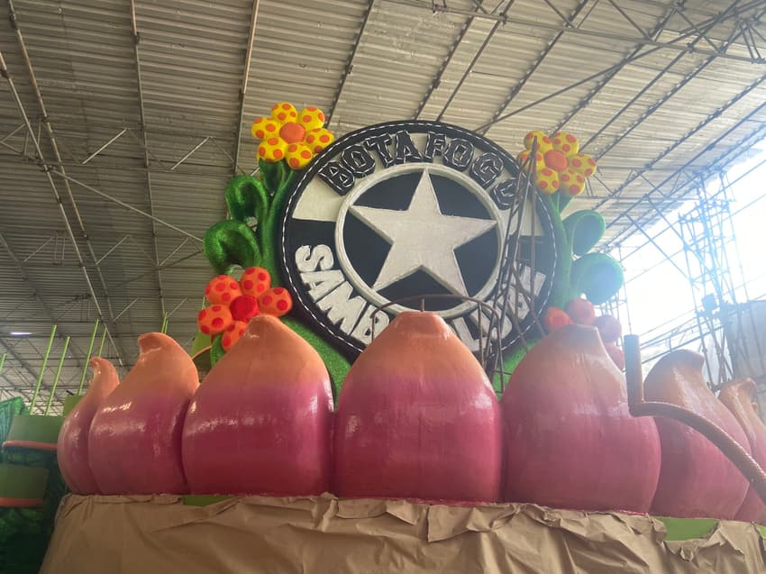 Botafogo Samba Clube prepara desfile colorido para 2026 (Foto: Bernardo Pinho/Lance!)