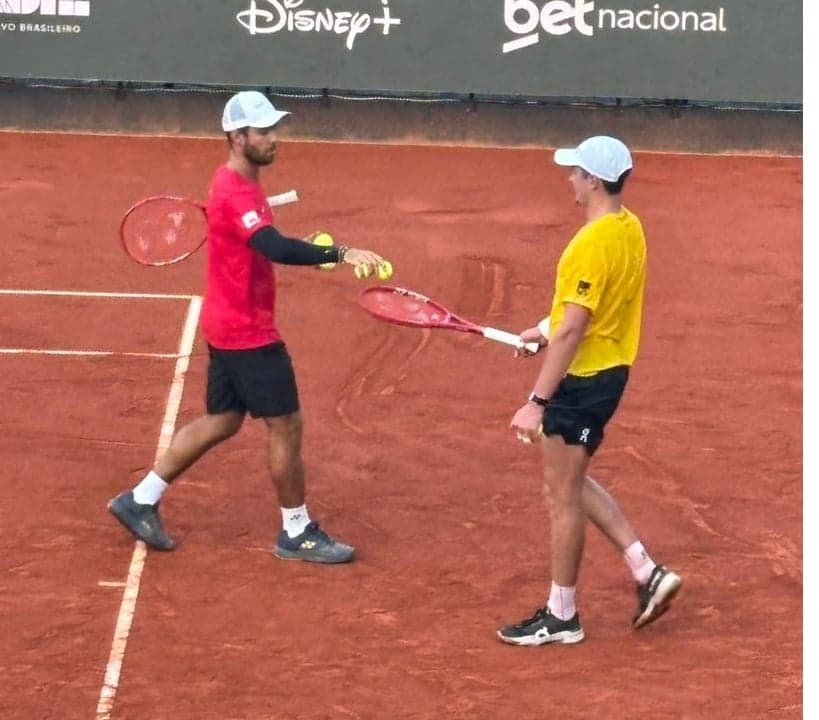 O técnico Guilherme Teixeira e João Fonseca em treino no RIo Open (Foto: Gustavo Loio/Lance!)