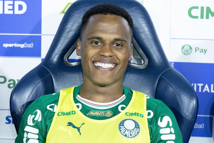 Arias no banco de reservas durante partida entre Palmeiras e Fluminense, na Arena Barueri, pelo Brasileirão (Foto: Renato Padalka/Ekobanpress/Gazeta Press)