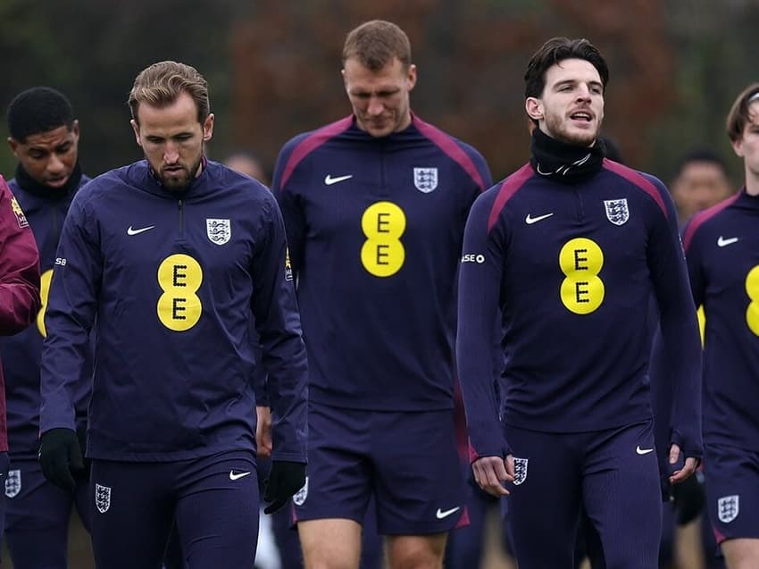 Jogadores da Inglaterra se aquecem em treinamento (Foto: Divulgação / England)