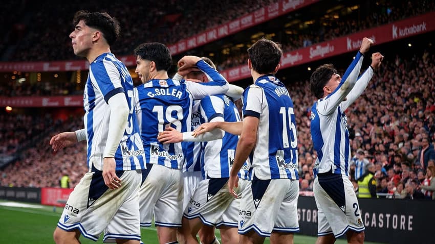 Jogadores da Real Sociedad comemorando o gol marcado contra o Athletic Bilbao (Foto: Reprodução/X)