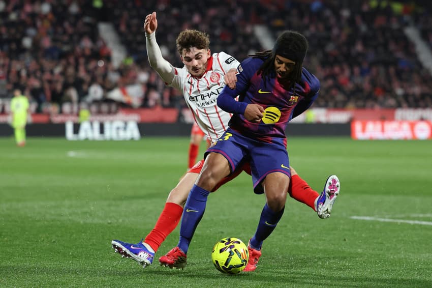 Jogadores do Barcelona e Girona em ação (Foto: Josep Lago/AFP)