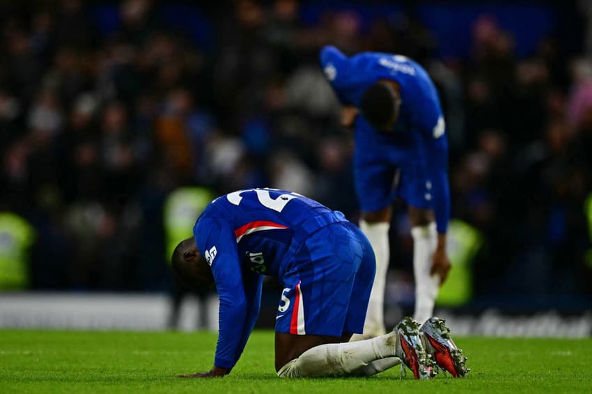 Jogadores do Chelsea lamentando o empate sofrido nos acréscimos (Foto: Ben Stansall/AFP)