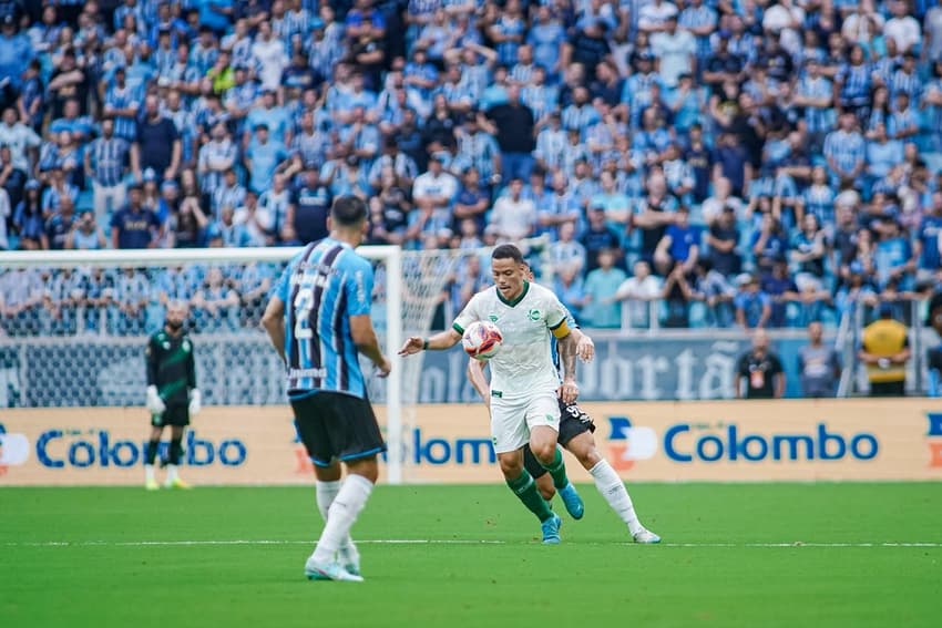 Jogadores do Grêmio e do Juventude em ação (Foto: Reprodução/X/Fernando Alves/ECJ)