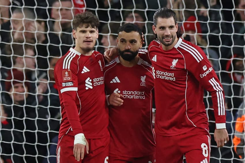 Jogadores do Liverpool comemoram gol sobre o Brighton, pela FA Cup