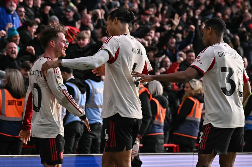 Jogadores do Liverpool comemorando o gol da equipe sobre o Nottingham Forest (Foto: Ben Stansall/AFP)