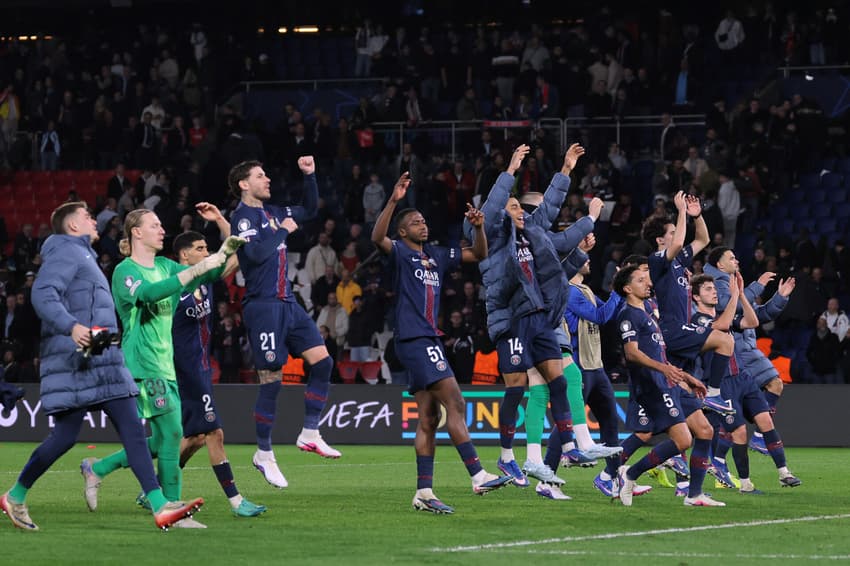 Jogadores do PSG celebram classificação às oitavas de final da Champions League