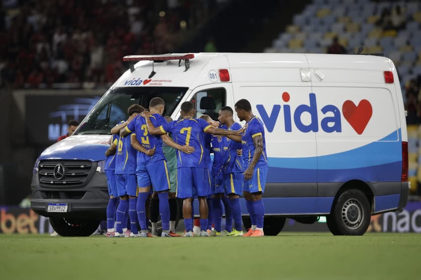 Jogadores do Sampaio Corrêa reunidos após Alexandre ter uma convulsão contra o Flamengo, no Campeonato Carioca
