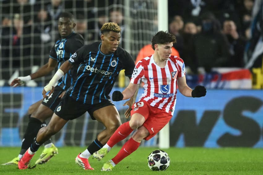 Julián Álvarez é marcado por Onyedika em Club Brugge x Atlético de Madrid, pela Champions League