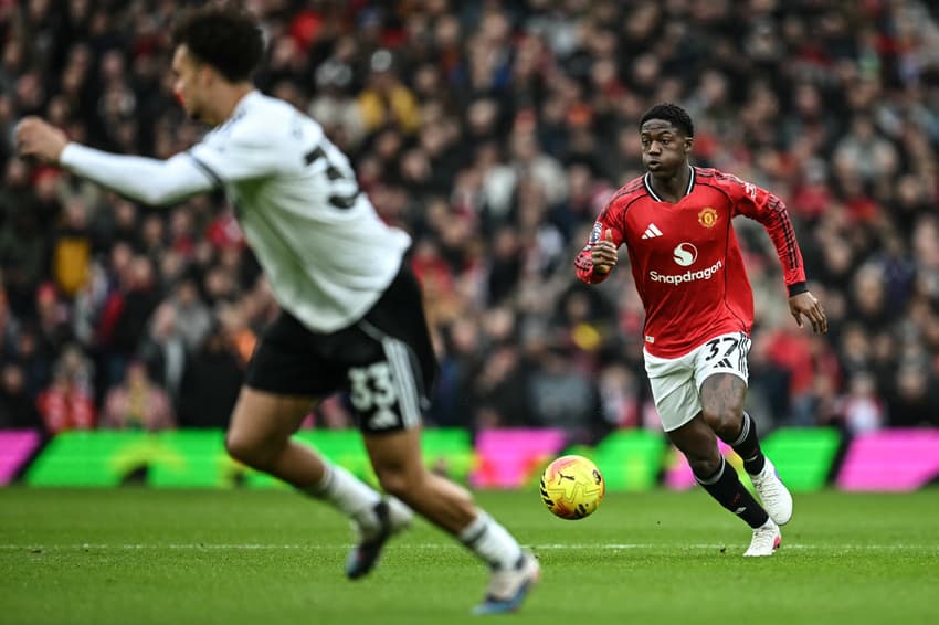 Koobie Mainoo em ação pelo Manchester United, no duelo contra o Fulham, pela Premier League (Foto: Paul Ellis/AFP)