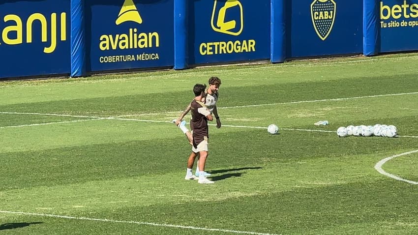 Rodrigo Caio conversano com Léo Pereira no último treino do Flamengo antes da Recopa (Foto: Lucas Bayer/Lance!)