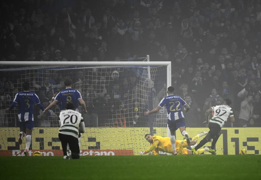 Porto e Sporting duelam pela Liga Portugal (Foto: Miguel RIOPA / AFP)