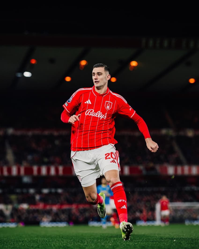 Lorenzo Lucca em ação no duelo entre Wolves e Nottingham Forest (Foto: Reprodução/X)