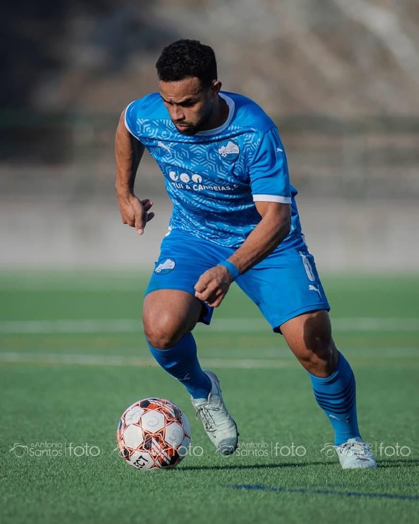 Matheus Lucas em ação pelo Praia Milfontes (Foto: Antônio Santos / Fotografia)