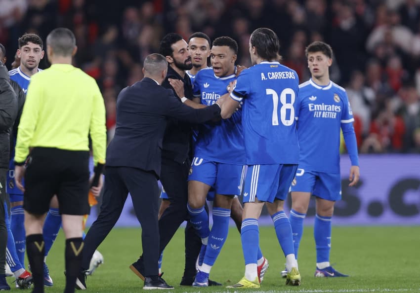Mbappé defende Vini Jr durante confusão generalizada em Benfica x Real Madrid pela Champions League (Foto: FILIPE AMORIM/AFP)