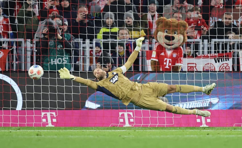 Oliver Baumann se estica para tentar defender pênalti no Campeonato Alemão (Foto: Alexandra Beier / AFP)